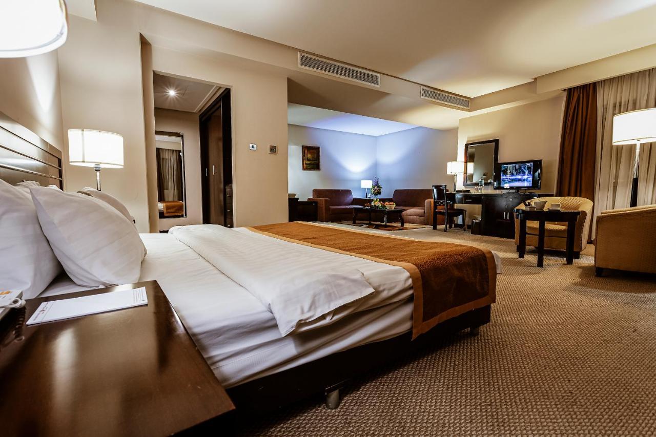 Monroe Hotel & Suites Манама Екстериор снимка
