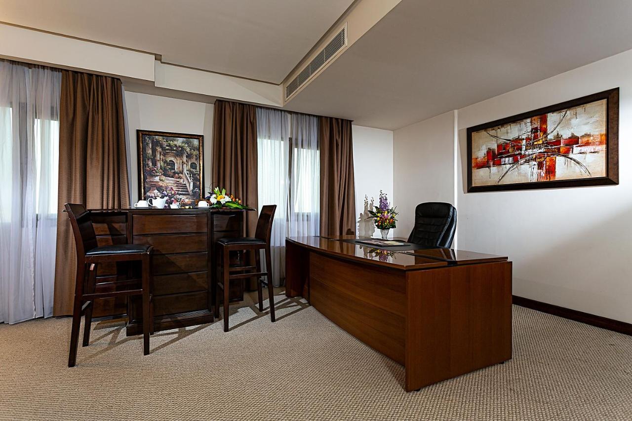 Monroe Hotel & Suites Манама Екстериор снимка